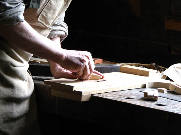 Ofrecemos un servicio de <strong>carpintería  de madera y ebanistería en Eslava</strong> adaptado a las necesidades del <strong>cliente</strong>.